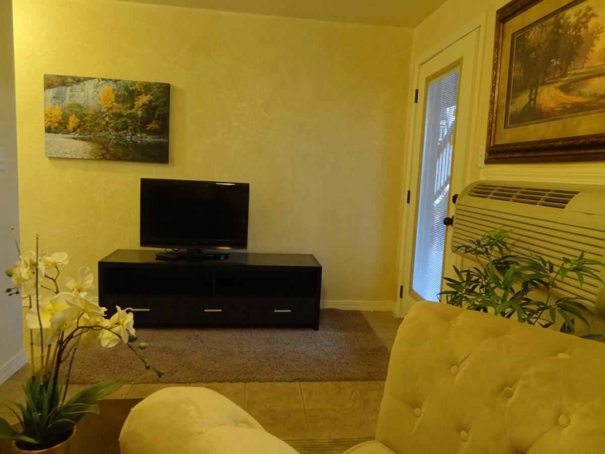 Mount Ida Poolside King Cabana With Full Kitchen, King Bed, Sleeper Sofa And Pool Access, Hotel Room מראה חיצוני תמונה