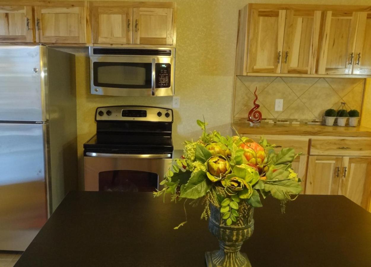 Mount Ida Poolside King Cabana With Full Kitchen, King Bed, Sleeper Sofa And Pool Access, Hotel Room מראה חיצוני תמונה