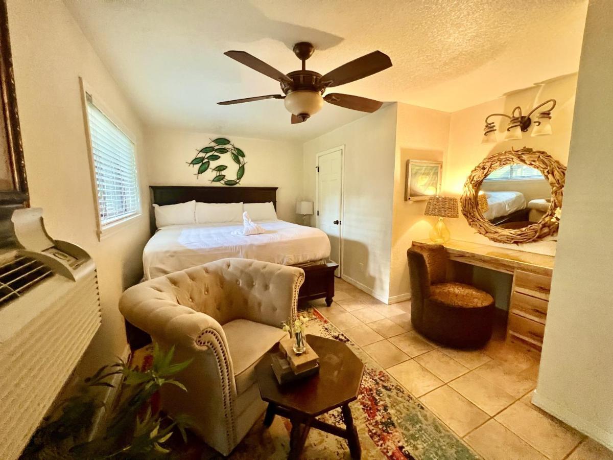 Mount Ida Poolside King Cabana With Full Kitchen, King Bed, Sleeper Sofa And Pool Access, Hotel Room מראה חיצוני תמונה
